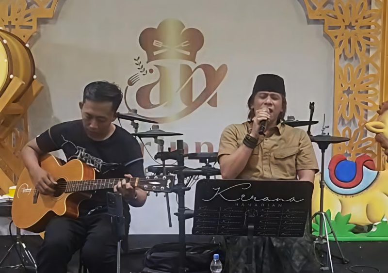 Ketua JSI Sumenep Igusty Madani Saat Menyanyikan Lagu di Arina Cafe dan Resto