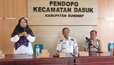 Camat Dasuk Drs. Wismadi Wicaksono, M.H., Tengah Saat Pimpin Rakor di Aula Kecamatan Dasuk
