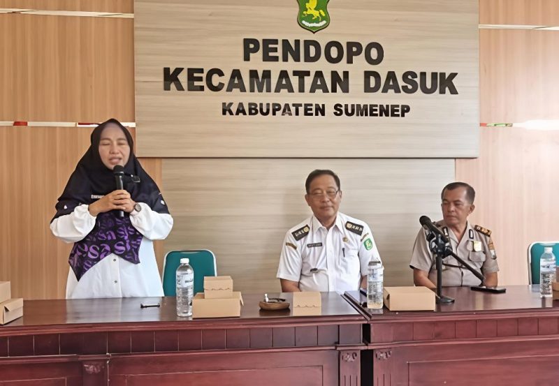 Camat Dasuk Drs. Wismadi Wicaksono, M.H., Tengah Saat Pimpin Rakor di Aula Kecamatan Dasuk