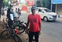 Kepala DLH Sumenep Anwar Yusuf Sahroni Saat Turun Langsung Aksi Bersih di Sepanjang Jalan Teuku Umar Pandian, Jum'at (17/04/2026)