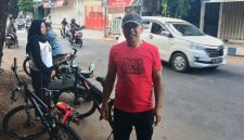 Kepala DLH Sumenep Anwar Yusuf Sahroni Saat Turun Langsung Aksi Bersih di Sepanjang Jalan Teuku Umar Pandian, Jum'at (17/04/2026)