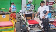 Owner Media Online Detikzone Igusty Madani Saat Menyalurkan Bantuan 