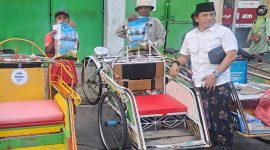 Owner Media Online Detikzone Igusty Madani Saat Menyalurkan Bantuan 