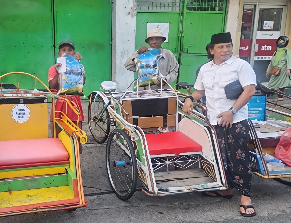 Owner Media Online Detikzone Igusty Madani Saat Menyalurkan Bantuan 