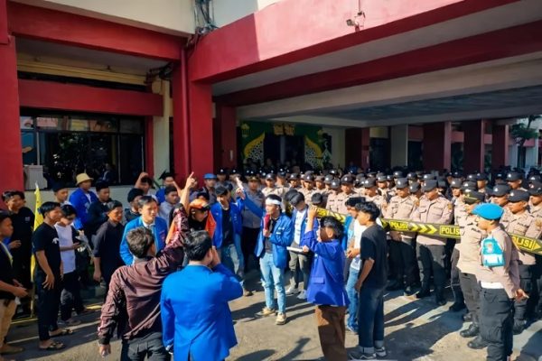 Pengamanan Polres Sumenep Dalam Unras PMII di Kantor Pemkab Sumenep, Jum'at (17/04/2026) sore 