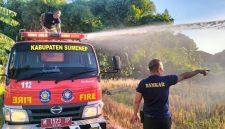 Tim Unit Reaksi Cepat Damkar Satpol PP Sumenep Saat Melakukan Pemadaman Kebakaran Lahan di Desa Gedungan