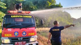 Tim Unit Reaksi Cepat Damkar Satpol PP Sumenep Saat Melakukan Pemadaman Kebakaran Lahan di Desa Gedungan