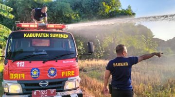 Tim Unit Reaksi Cepat Damkar Satpol PP Sumenep Saat Melakukan Pemadaman Kebakaran Lahan di Desa Gedungan