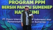 Wabup Sumenep KH. Imam Hasyim, S.H.,M.H.,.di Acara aksi bersih-bersih di Pantai Slopeng, Rabu (22/4/2026) sore.