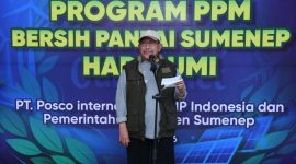 Wabup Sumenep KH. Imam Hasyim, S.H.,M.H.,.di Acara aksi bersih-bersih di Pantai Slopeng, Rabu (22/4/2026) sore.