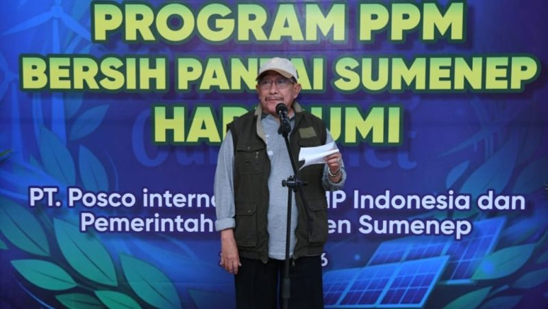 Wabup Sumenep KH. Imam Hasyim, S.H.,M.H.,.di Acara aksi bersih-bersih di Pantai Slopeng, Rabu (22/4/2026) sore.