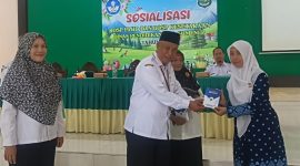 Kadisdik Sumenep H. Moh. Iksan, S.Pd.,M.T., Didampingi Kabid Pembinaan Paud dan PNF Lisa Bertha Soetedjo, S.E.,M.AK Saat Meluncur Buku Pintar