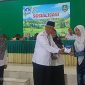 Kadisdik Sumenep H. Moh. Iksan, S.Pd.,M.T., Didampingi Kabid Pembinaan Paud dan PNF Lisa Bertha Soetedjo, S.E.,M.AK Saat Meluncur Buku Pintar