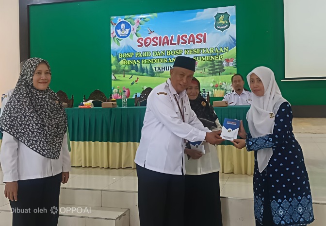 Kadisdik Sumenep H. Moh. Iksan, S.Pd.,M.T., Didampingi Kabid Pembinaan Paud dan PNF Lisa Bertha Soetedjo, S.E.,M.AK Saat Meluncur Buku Pintar