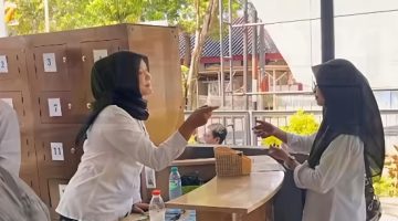 Petugas Pelayanan Rutan Kelas IIB Sumenep Saat Menerima Kunjungan 