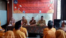 Kabid GTK Akhmad Fairusi dan Kabid Pembinaan SMP Disdik Sumenep M. Fajar kegiatan Halal Bihalal yang dirangkaikan dengan forum Bincang Santai (BISA) oleh MGMP Bahasa Indonesia, Selasa (28/4/2026), di Lotus Cafe.