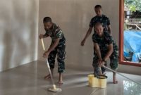 Prajurit Yonif 931/KJT Sumenep Saat Aksi Bersih-bersih Masijd di Desa Parsanga Kecamatan kota Sumenep, Jum'at (17/04/2026)