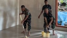 Prajurit Yonif 931/KJT Sumenep Saat Aksi Bersih-bersih Masijd di Desa Parsanga Kecamatan kota Sumenep, Jum'at (17/04/2026)