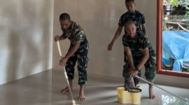 Prajurit Yonif 931/KJT Sumenep Saat Aksi Bersih-bersih Masijd di Desa Parsanga Kecamatan kota Sumenep, Jum'at (17/04/2026)