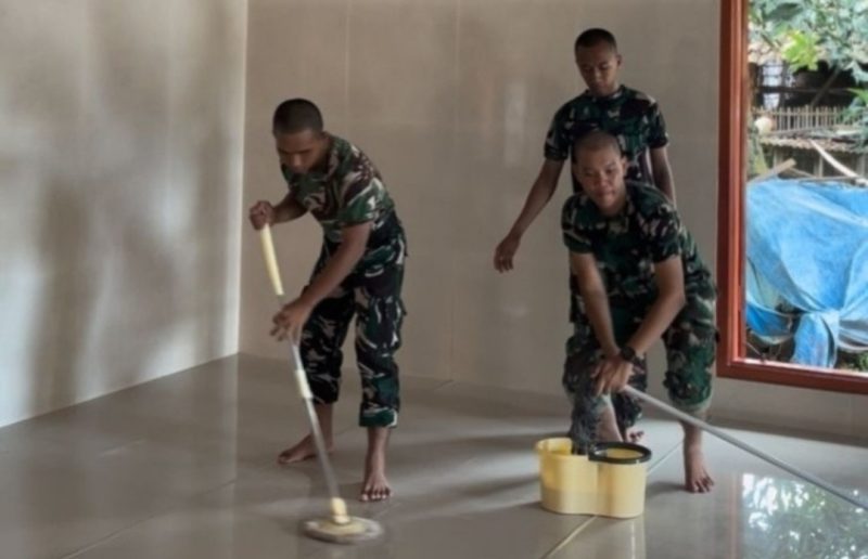 Prajurit Yonif 931/KJT Sumenep Saat Aksi Bersih-bersih Masijd di Desa Parsanga Kecamatan kota Sumenep, Jum'at (17/04/2026)