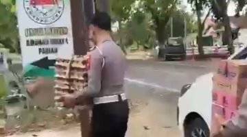 Hasil Tangkapan Layar Unit Tujarwali Satlantas Polres Sumenep Saat Berbagi Sembako Ke Panti Asuhan Amanah Ummat I Desa Pabian, Senin (20/04/2026)