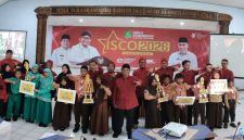 Kadisdik H Moh Iksan, S.Pd.,M.T , Kabid Pembinaan SD Ardiyansyah Ali Shochibi, S.T.,M.T. Bersama Panita dan Para Juara