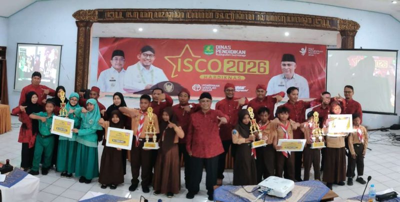 Kadisdik H Moh Iksan, S.Pd.,M.T , Kabid Pembinaan SD Ardiyansyah Ali Shochibi, S.T.,M.T. Bersama Panita dan Para Juara