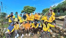 Foto Bersama Sanggar Madani di Destinasi Wisata Bukit Tinggi Desa Daramista, Minggu (03/05/2026)