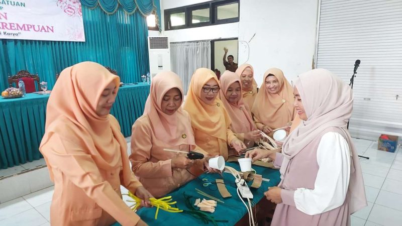 DWP Sumenep Gelar Pelatihan Keterampilan Perempuan, Kawat Bulu Disulap Jadi Peluang Usaha