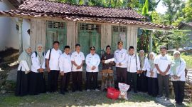 Wakil Bupati Sumenep, KH Imam Hasyim, SH, MH, Didampingi Kadinsos P3A Dr. Rahman Riadi dan Ketua BAZNAS Saat turun langsung ke lapangan menyalurkan bantuan kepada dua keluarga, Bahri dan Basiyah