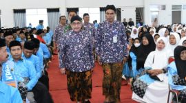 Kabag Kesra Setdakab Sumenep Kamiludin Saat Mendampingi Wabup KH Imam Hasyim SH MH di Saat Memasuki Acara Manasik Haji Dan Pelepasan CJH Kabupaten Sumenep di Gedung Korpri, Kamis (07/05/2026)