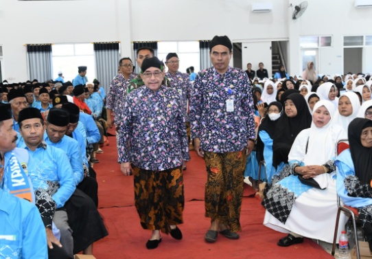 Kabag Kesra Setdakab Sumenep Kamiludin Saat Mendampingi Wabup KH Imam Hasyim SH MH di Saat Memasuki Acara Manasik Haji Dan Pelepasan CJH Kabupaten Sumenep di Gedung Korpri, Kamis (07/05/2026)