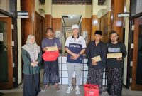 Kadinsos P3A Kabupaten Sumenep Dr R Abd Rahman Riadi Saat Menyalurkan Bantuan Kepada 3 Warga Luar Bertempat di Kantor Dinsos P3A, Jum'at (08/05/2026)