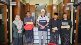 Kadinsos P3A Kabupaten Sumenep Dr R Abd Rahman Riadi Saat Menyalurkan Bantuan Kepada 3 Warga Luar Bertempat di Kantor Dinsos P3A, Jum'at (08/05/2026)
