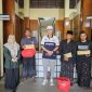 Kadinsos P3A Kabupaten Sumenep Dr R Abd Rahman Riadi Saat Menyalurkan Bantuan Kepada 3 Warga Luar Bertempat di Kantor Dinsos P3A, Jum'at (08/05/2026)