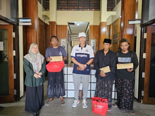 Kadinsos P3A Kabupaten Sumenep Dr R Abd Rahman Riadi Saat Menyalurkan Bantuan Kepada 3 Warga Luar Bertempat di Kantor Dinsos P3A, Jum'at (08/05/2026)