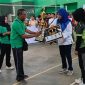 Sekdis Pendidikan Kabupaten Sumenep Dr Fatimah Umar Saat Menutup dan Menyerahkan Hadiah Kepada Pemenang Lomba Volleyball Fun 2026 Igornas Sumenep, Sabtu (09/05/2026)