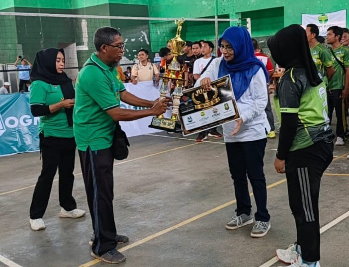 Sekdis Pendidikan Kabupaten Sumenep Dr Fatimah Umar Saat Menutup dan Menyerahkan Hadiah Kepada Pemenang Lomba Volleyball Fun 2026 Igornas Sumenep, Sabtu (09/05/2026)
