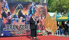 Wabup Sumenep KH Imam Hasyim SH MH Saat Memberikan dan Membuka Festival Jeren Serek 2026 di Halaman Kantor KONI Sumenep, Minggu (10/05/2026)