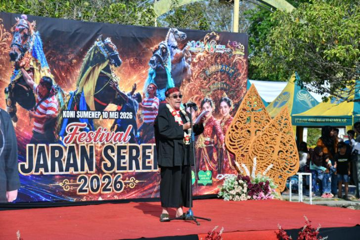 Wabup Sumenep KH Imam Hasyim SH MH Saat Memberikan dan Membuka Festival Jeren Serek 2026 di Halaman Kantor KONI Sumenep, Minggu (10/05/2026)