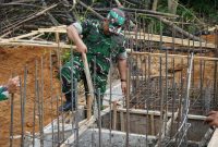 Komandan Kodim 0827/Sumenep Letkol Inf Citra Persada turun langsung mengawal proses pengecoran pondasi utama atau footplate jembatan tersebut, Senin (11/5/2026).