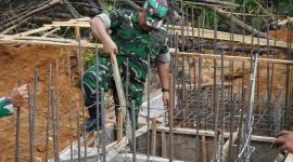 Komandan Kodim 0827/Sumenep Letkol Inf Citra Persada turun langsung mengawal proses pengecoran pondasi utama atau footplate jembatan tersebut, Senin (11/5/2026).
