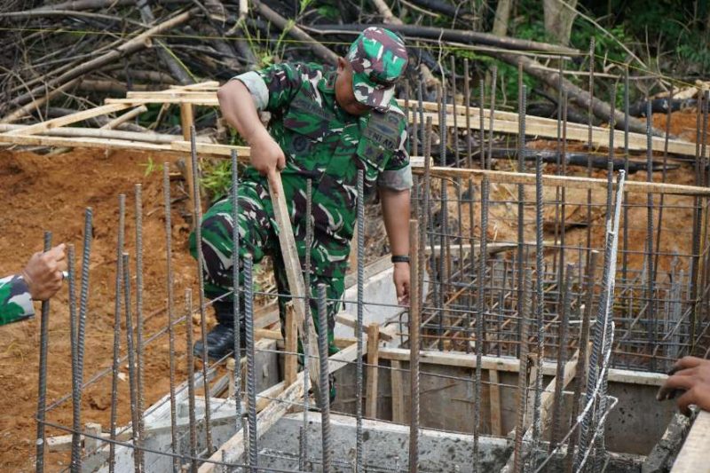 Komandan Kodim 0827/Sumenep Letkol Inf Citra Persada turun langsung mengawal proses pengecoran pondasi utama atau footplate jembatan tersebut, Senin (11/5/2026).