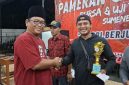 Ketua Pelaksana Kegiatan Suharyono Saat Memberikan Hadiah Kepada Pemenang 
