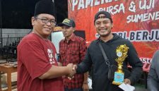 Ketua Pelaksana Kegiatan Suharyono Saat Memberikan Hadiah Kepada Pemenang 