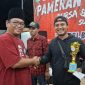 Ketua Pelaksana Kegiatan Suharyono Saat Memberikan Hadiah Kepada Pemenang 
