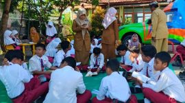 Suasana Literasi Siswa-siswi SDN Batuan Oleh Perpusling Dispusip Sumenep 