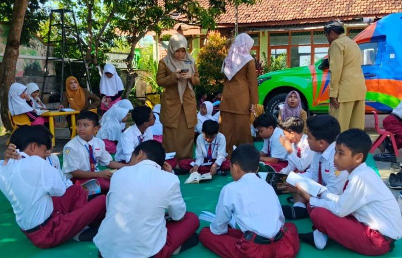 Suasana Literasi Siswa-siswi SDN Batuan Oleh Perpusling Dispusip Sumenep 