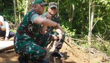 Pangdam V/Brawijaya Mayjen TNI Rudy Saladin Saat Tinjau Jembatan Perintis Garuda di Sumenep, Selasa (19/05/2026)