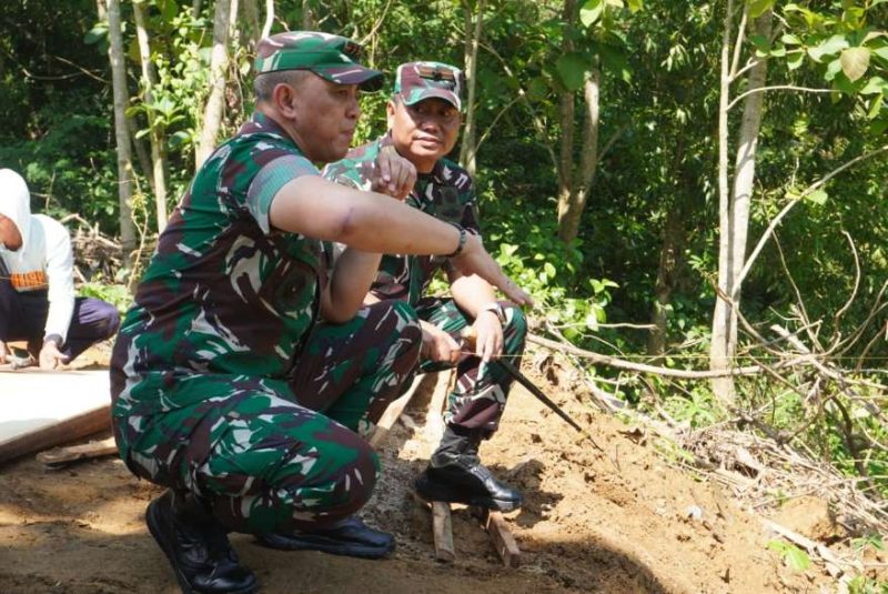 Pangdam V/Brawijaya Mayjen TNI Rudy Saladin Saat Tinjau Jembatan Perintis Garuda di Sumenep, Selasa (19/05/2026)